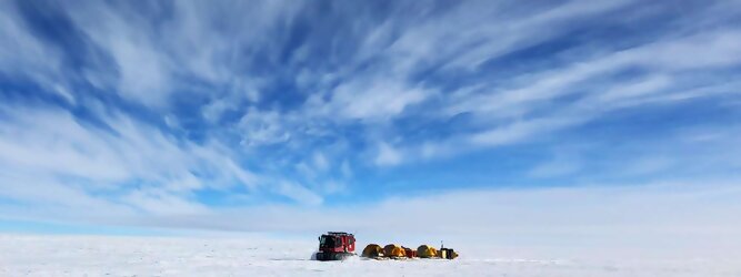 Trip Coupons beliebtes Urlaubsziel – Antarktis - Null Bewohner, Millionen Pinguine und feste Dimensionen. Am südlichen Ende der Erde, wo die Sonne nur zwischen Frühjahr und Herbst über dem Horizont aufgeht, liegt der 7. Kontinent, die Antarktis. Riesig, bis auf ein paar Forscher unbewohnt und ohne offiziellen Besitzer. Eine Welt, die überrascht, bevor Sie sie sehen. Deshalb ist ein Besuch definitiv etwas für die Schatzkiste der Erinnerung und allein die Ausmaße dieser Destination sind eine Sache für sich. Du trittst aus deinem gemütlichen Hotelzimmer und es begrüßt dich die warme italienische Sonne. Du blickst auf den atemberaubenden Gardasee, der in zahlreichen Blautönen schimmert - von tiefem Dunkelblau bis zu funkelndem Türkis. Majestätische Berge umgeben dich, während die Brise sanft deine Haut streichelt und der Duft von blühenden Zitronenbäumen deine Nase kitzelt. Du schlenderst die malerischen, engen Gassen entlang, vorbei an farbenfrohen, blumengeschmückten Häusern. Vereinzelt unterbricht das fröhliche Lachen der Einheimischen die friedvolle Stille. Du fühlst dich wie in einem Traum, der nicht enden will. Jeder Schritt führt dich zu neuen Entdeckungen und Abenteuern. Du probierst die köstliche italienische Küche mit ihren frischen Zutaten und verführerischen Aromen. Die Sonne geht langsam unter und taucht den Himmel in ein leuchtendes Orange-rot - ein spektakulärer Anblick.